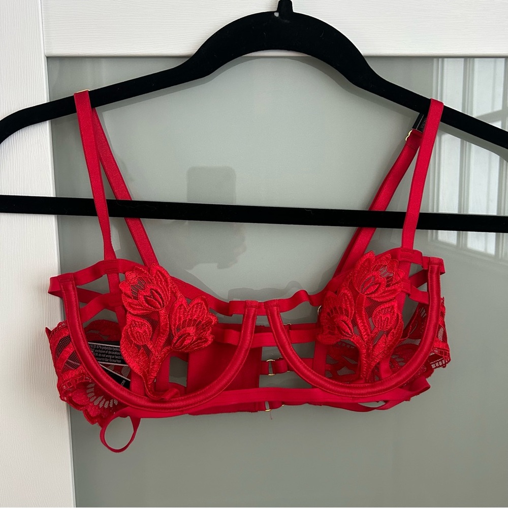Victoria’s Secret Red Bra NWOT 32C